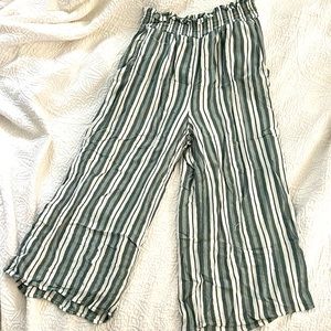 American eagle teal & white float capri pants! Size Medium!
